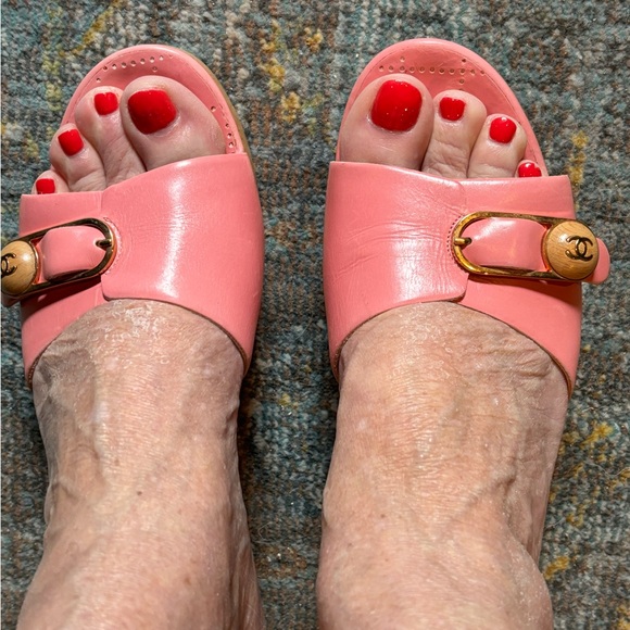 CHANEL Interlocking CC logo leather slides. Good condition. - Picture 5 of 8